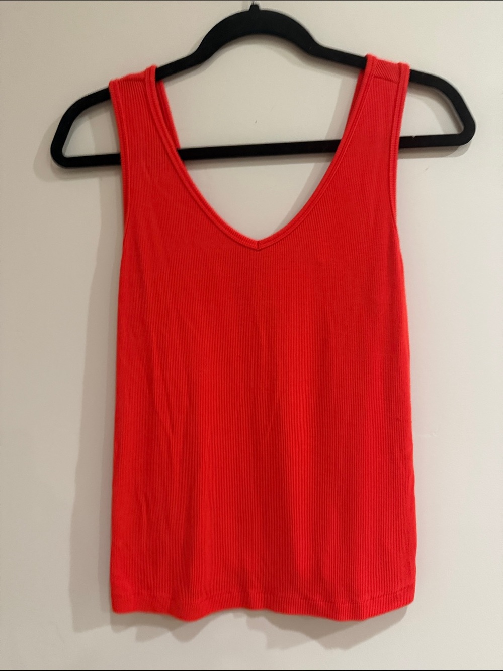 Cabi - Women's Red V-Neck Ribbed Tank Top - XS